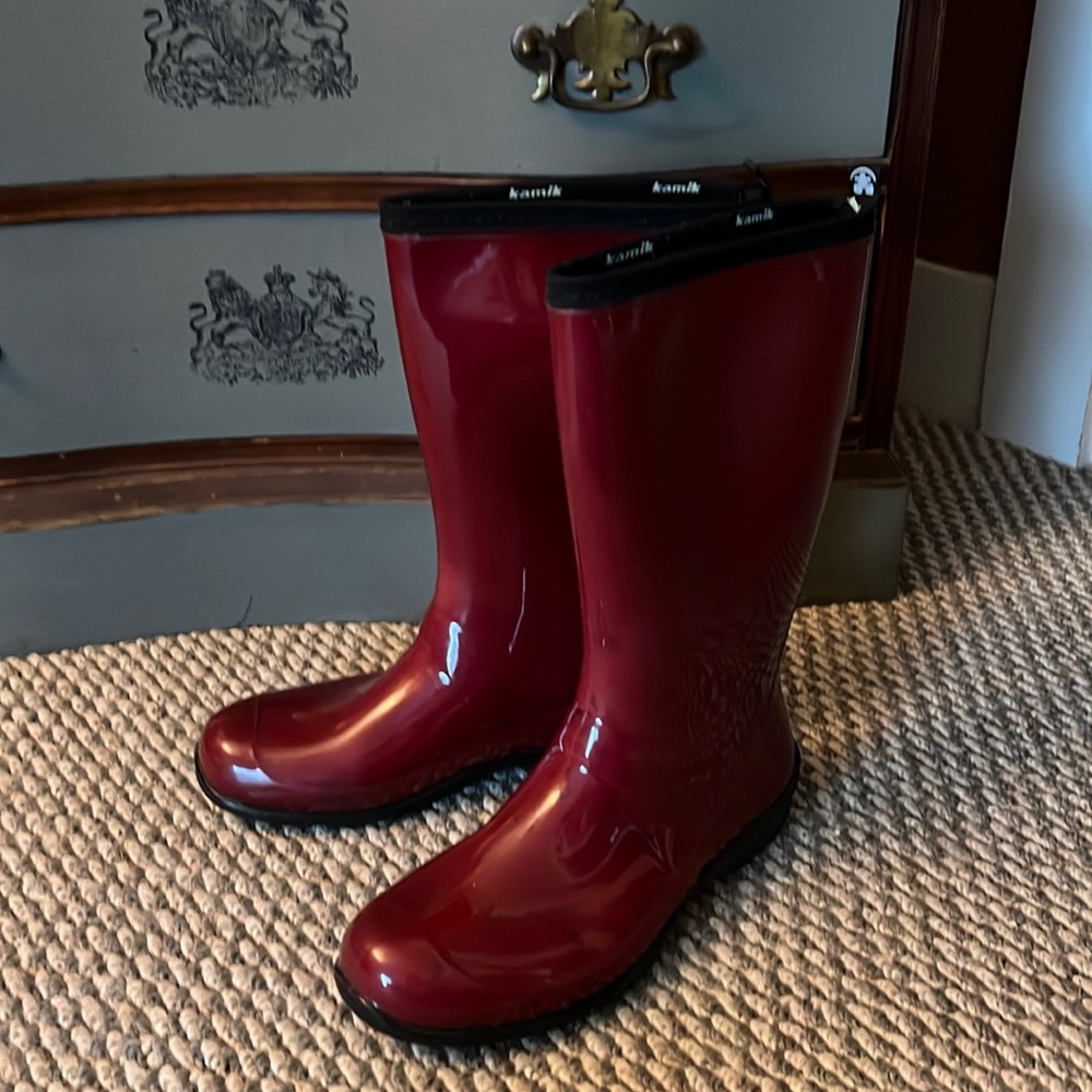 Women’s Kamik cranberry red rain boots! Sz 7. Excellent condition!!